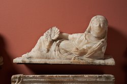 Deckel einer Aschenurne: Gelagerte Frau