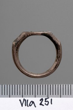 Fingerring mit Monogramm
