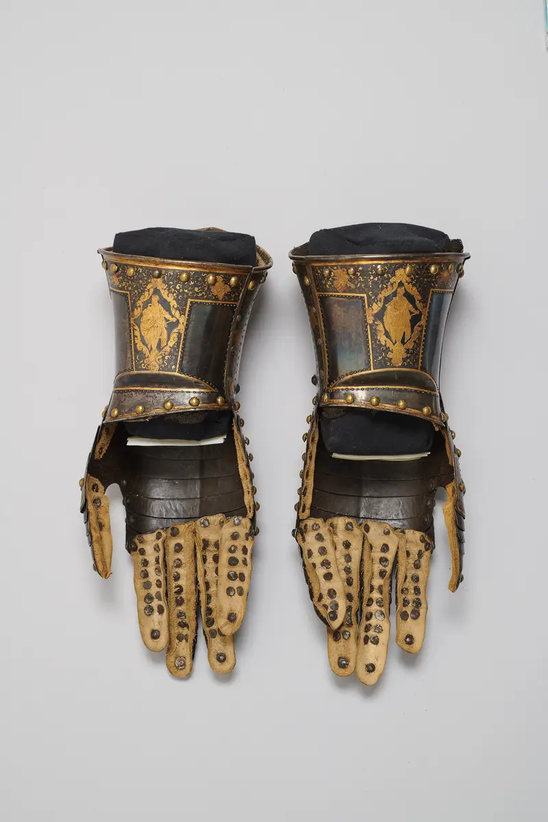 Ein Paar Fingerhandschuhe der Goldtauschierten Garnitur