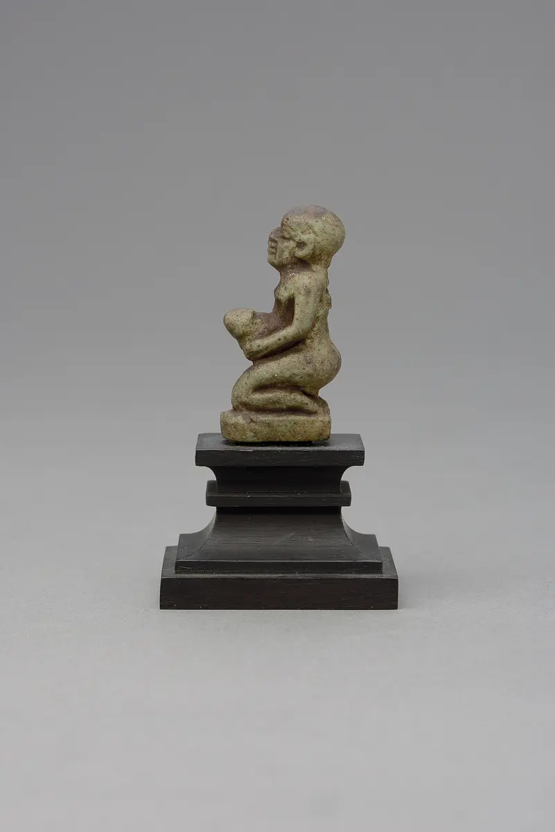 Figur eines knienden, nackten Mannes mit aufgerichtetem Phallus