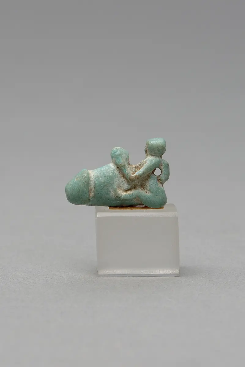 Mit ausgestreckten Beinen sitzender, nackter Mann mit übergroßem Phallus und Röhrentrommel