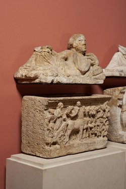 Deckel einer Aschenurne: Gelagerter Mann