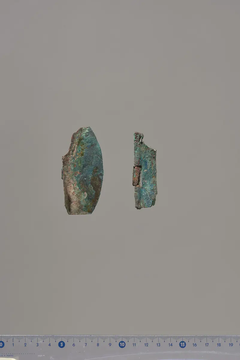 Teile eines Klappspiegels: Reliefapplik mit Aphrodite und Adonis, Deckel, Unterteil, Fragmente