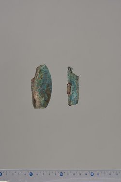 Teile eines Klappspiegels: Reliefapplik mit Aphrodite und Adonis, Deckel, Unterteil, Fragmente