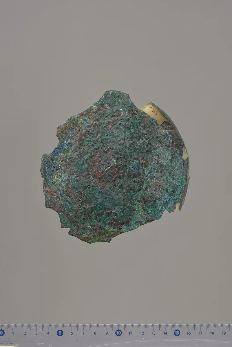 Teile eines Klappspiegels: Reliefapplik mit Aphrodite und Adonis, Deckel, Unterteil, Fragmente