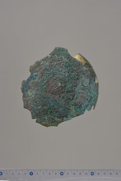 Teile eines Klappspiegels: Reliefapplik mit Aphrodite und Adonis, Deckel, Unterteil, Fragmente
