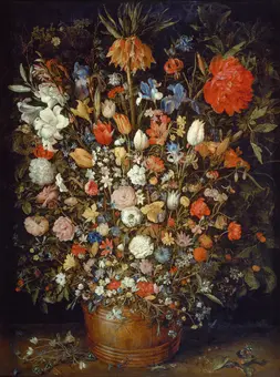Großer Blumenstrauß in einem Holzgefäß