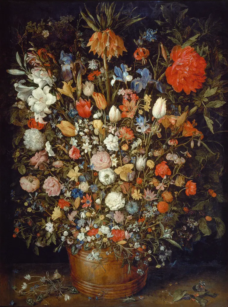 Großer Blumenstrauß in einem Holzgefäß
