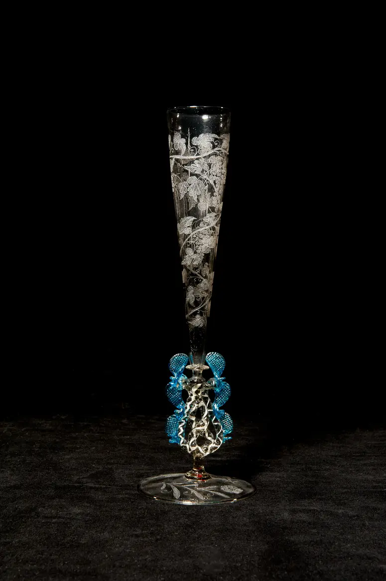Flügelflöte mit diamantgraviertem Weinlaubdekor