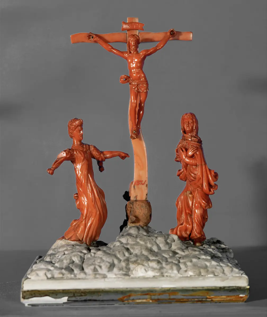 Christus am Kreuz zwischen Maria und Johannes; Skulptur, Koralle, Schnitzerei
