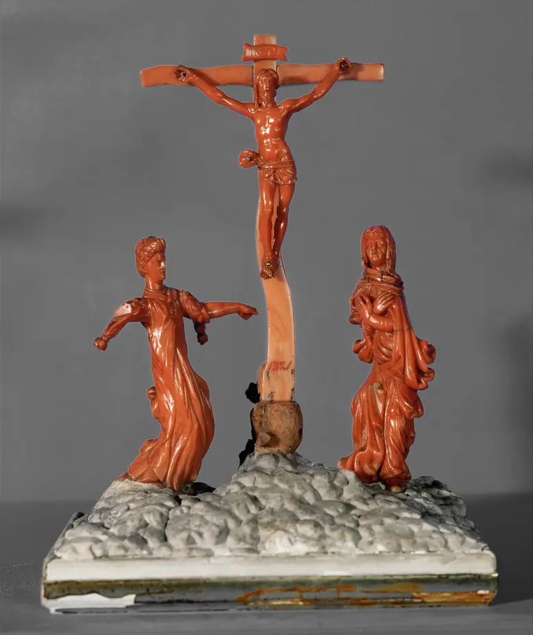 Christus am Kreuz zwischen Maria und Johannes; Skulptur, Koralle, Schnitzerei