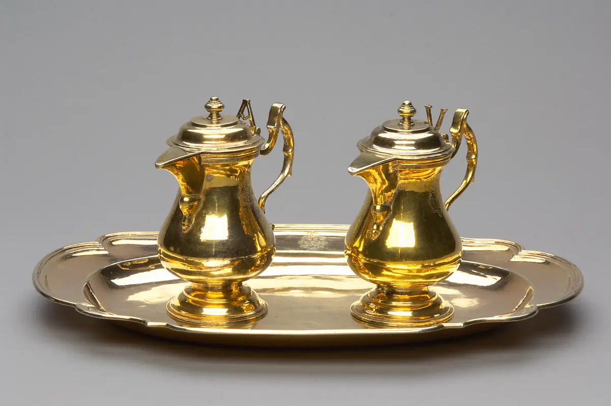 Zwei Messkännchen mit Tasse