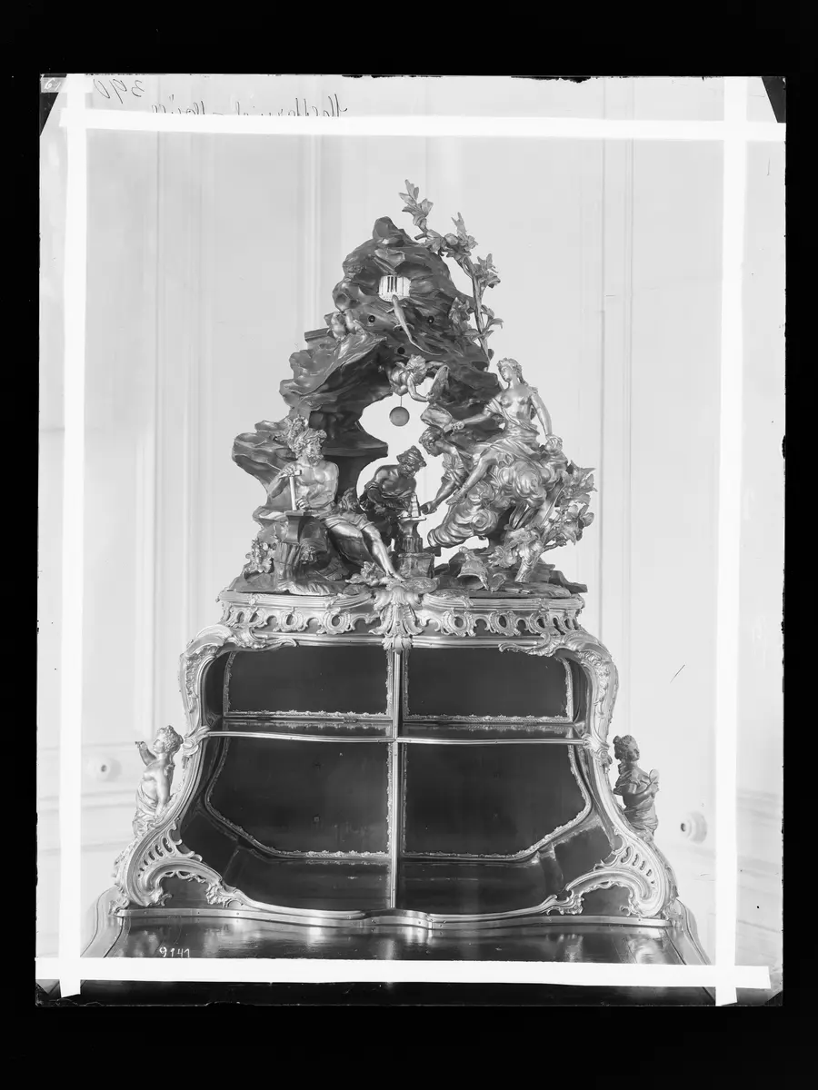 Barockprunktisch mit Vitrine