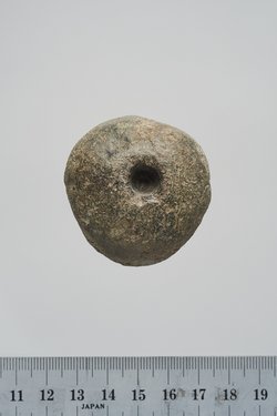 Gewicht (?) mit sechs Durchbohrungen