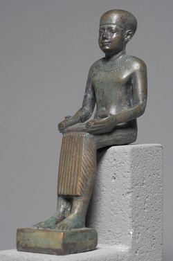 Imhotep, sitzend