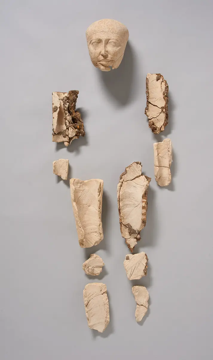 Stucküberzug von menschlichem Schädel und Fragmente der Körperhülle