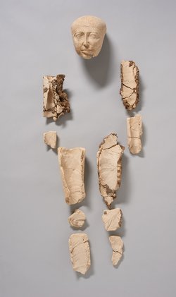 Stucküberzug von menschlichem Schädel und Fragmente der Körperhülle
