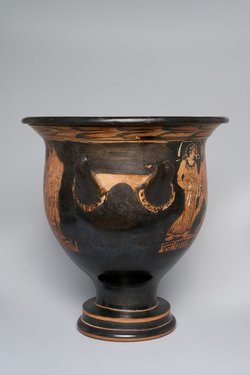 Jugendlicher Dionysos zwischen Silen und Mänaden (A), Drei Manteljünglinge (B)