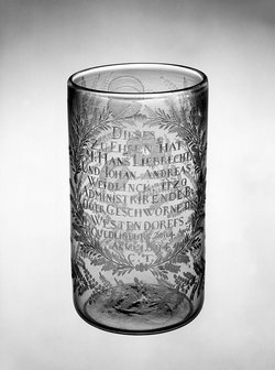 Hoher zylindrischer Becher mit Barockblumen und Widmung an Quedlinburger Bürger