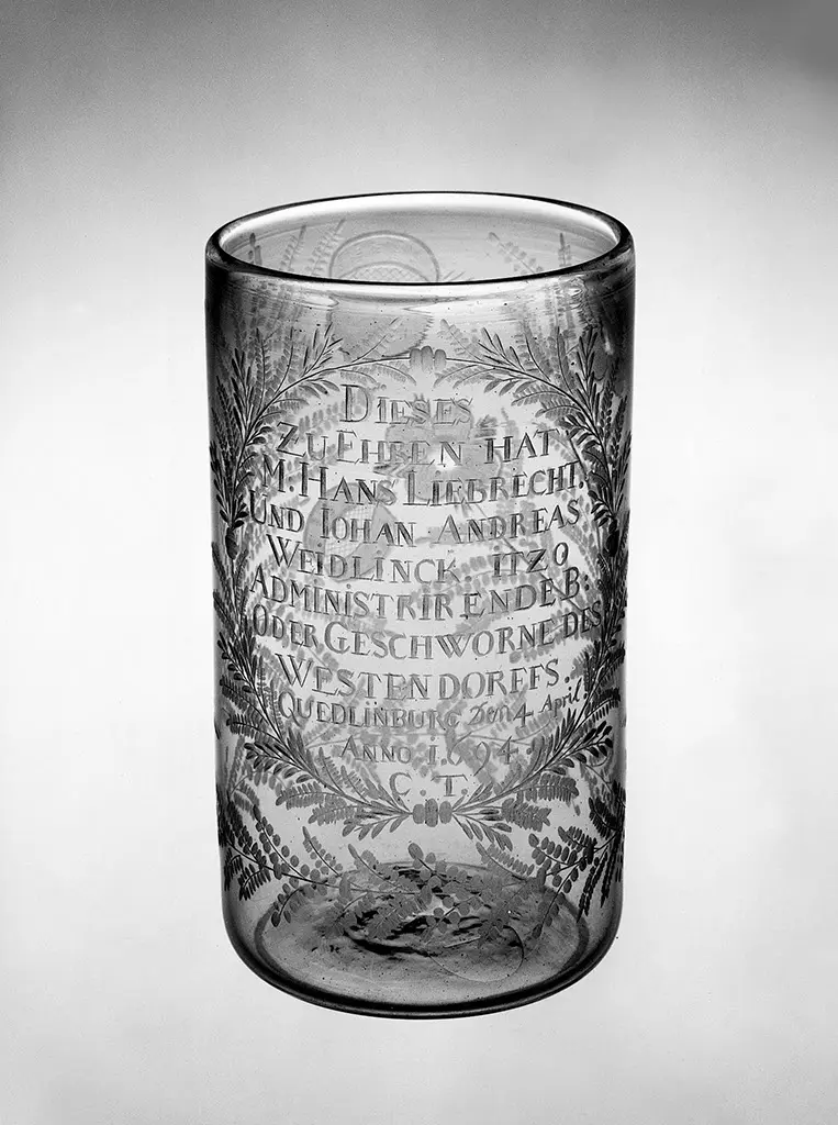 Hoher zylindrischer Becher mit Barockblumen und Widmung an Quedlinburger Bürger
