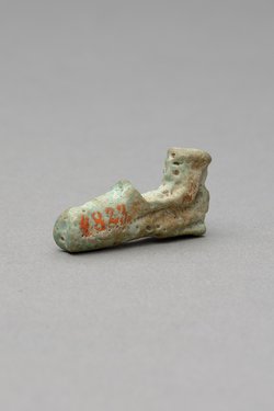 Kniender, nackter Mann mit übergroßem Phallus