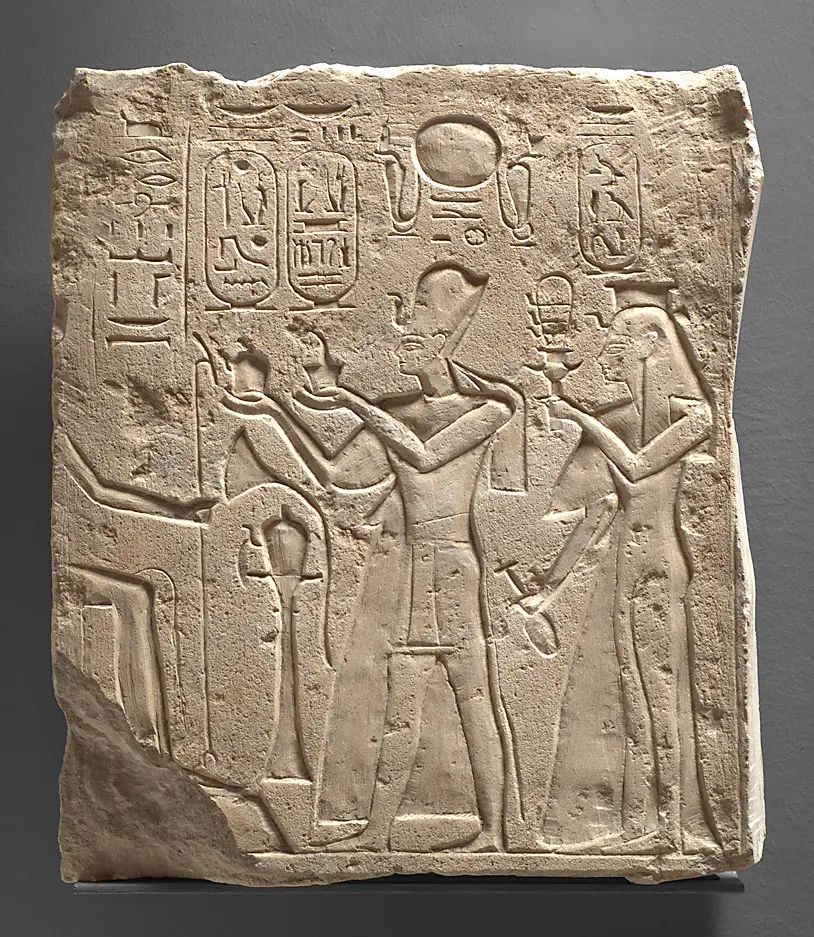 Relieffragment Ramses' II. und seiner Mutter Tuia