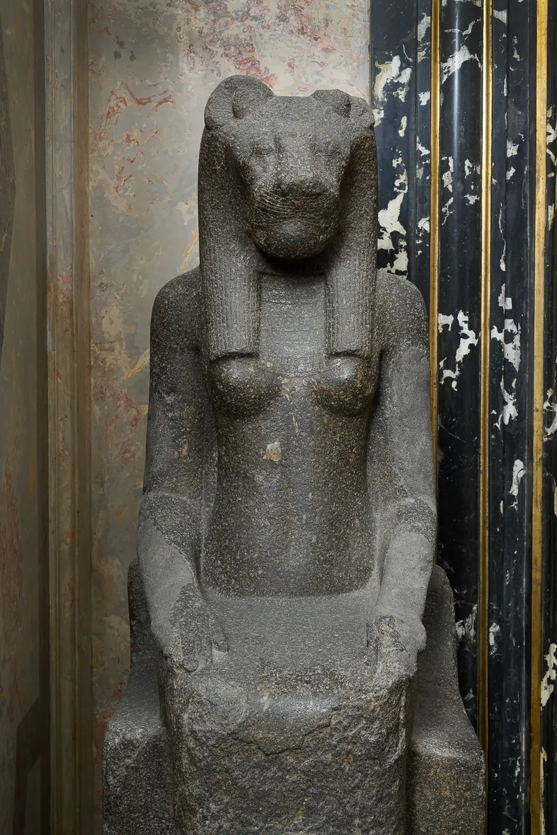 Sitzstatue der Göttin Sachmet