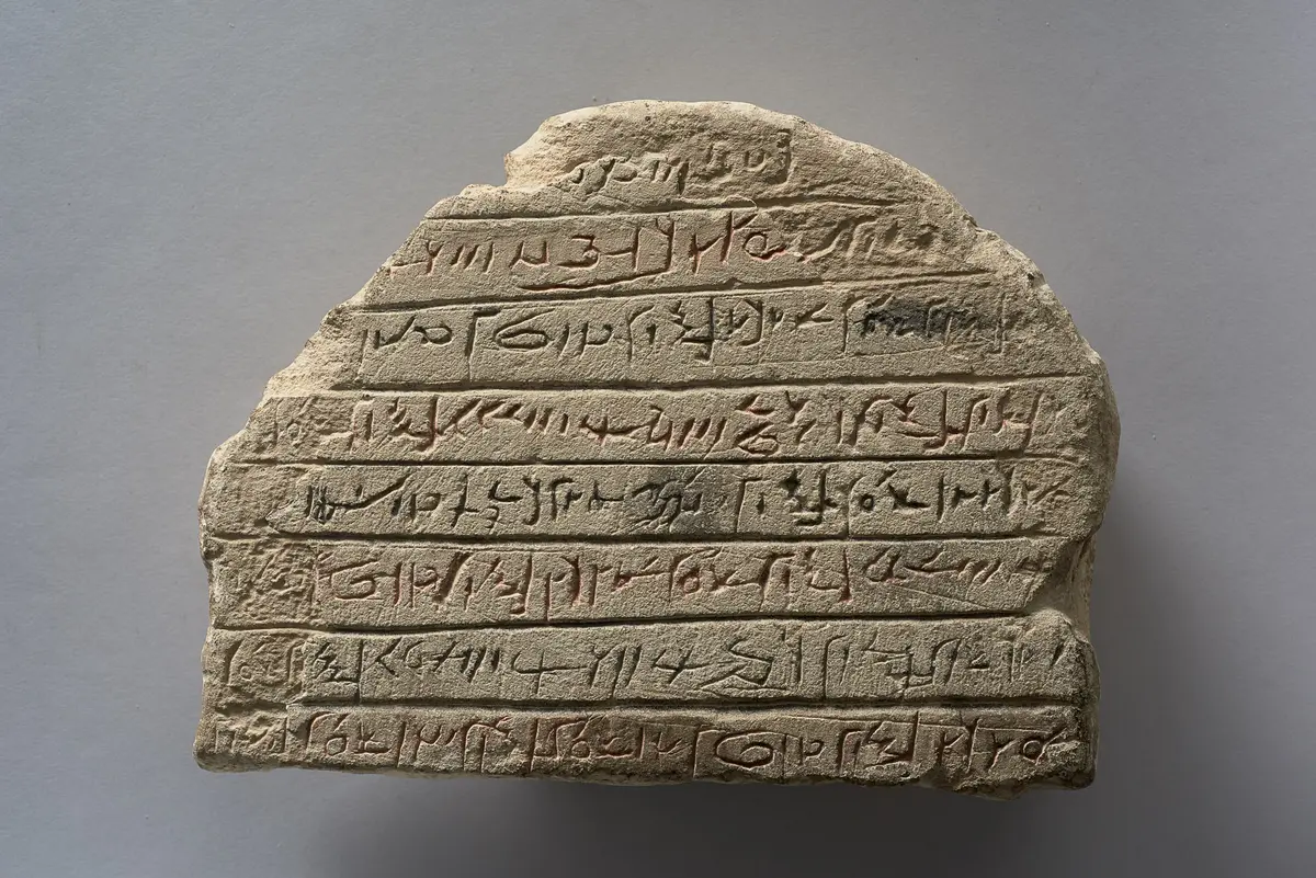 Fragment einer Apis-Stele mit demotischer Inschrift