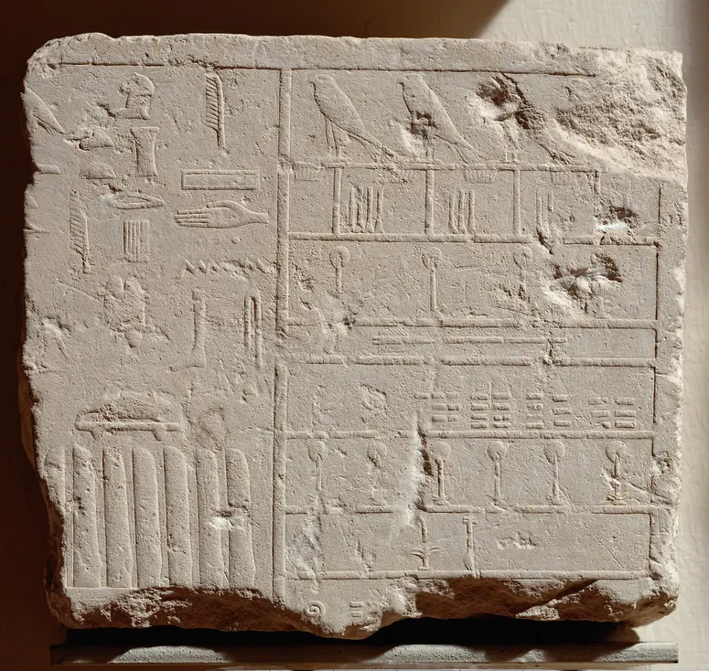 Fragmentierte Grabtafel