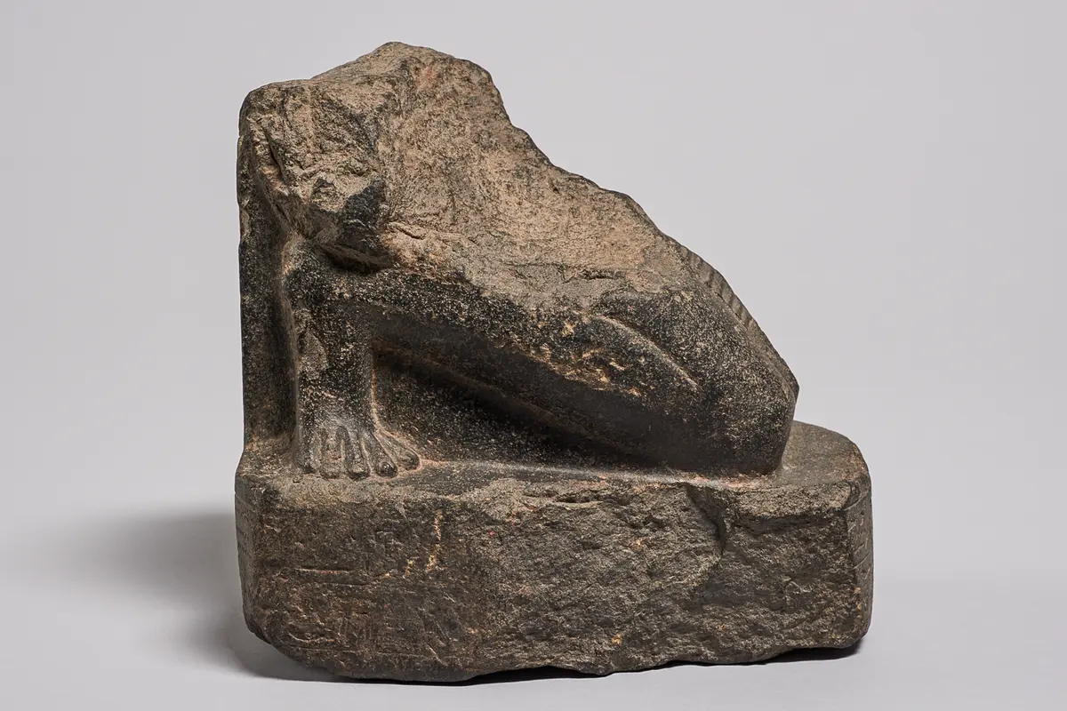 Unterteil einer knienden Statuette des Hor-em-achbit