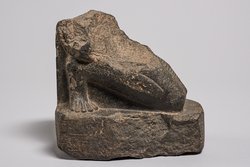 Unterteil einer knienden Statuette des Hor-em-achbit