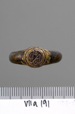 Fingerring mit Monogramm