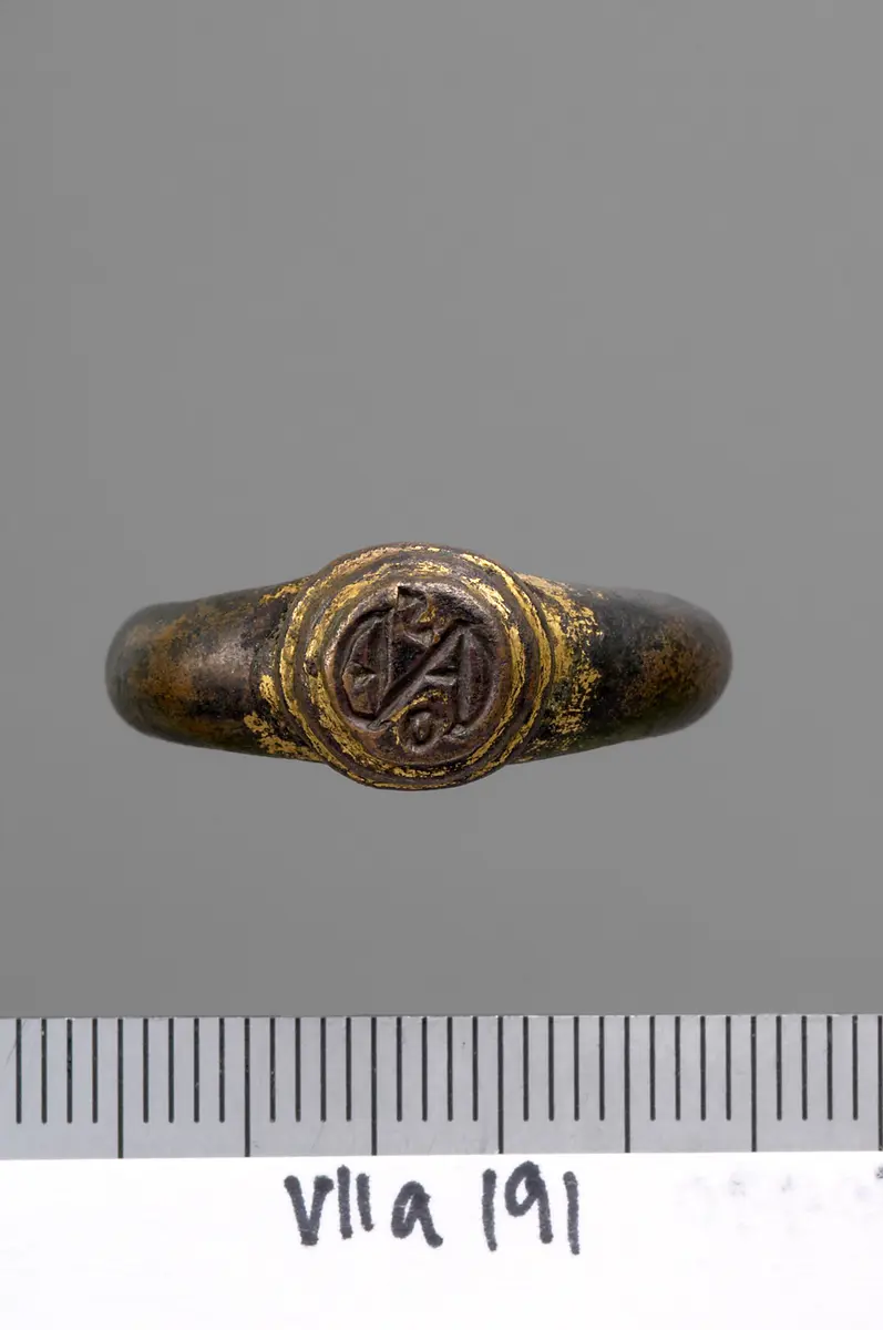 Fingerring mit Monogramm