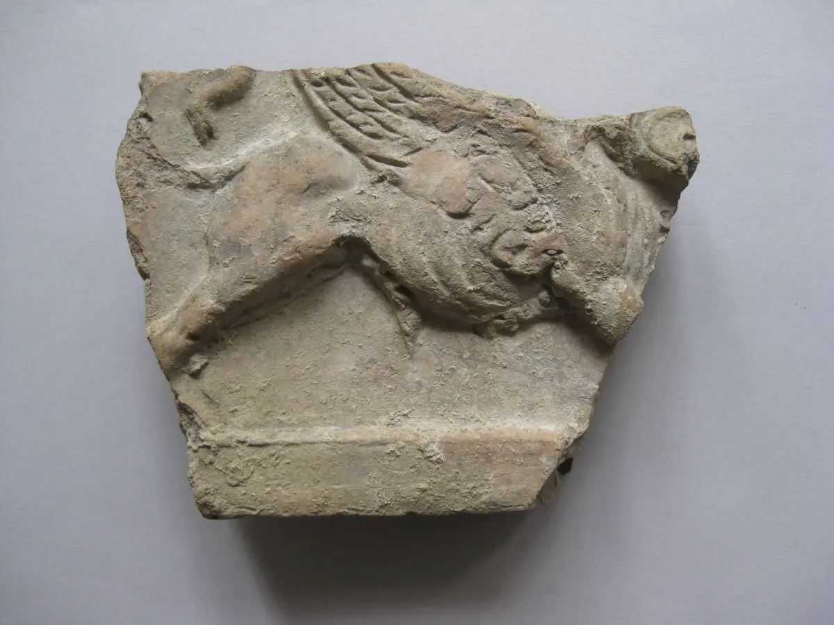 Fragment aus dem linken Teil einer Sima(?) mit Darstellung von Sphingen zu Seiten einer männlichen Büste: Geflügelter männlicher Sphinx