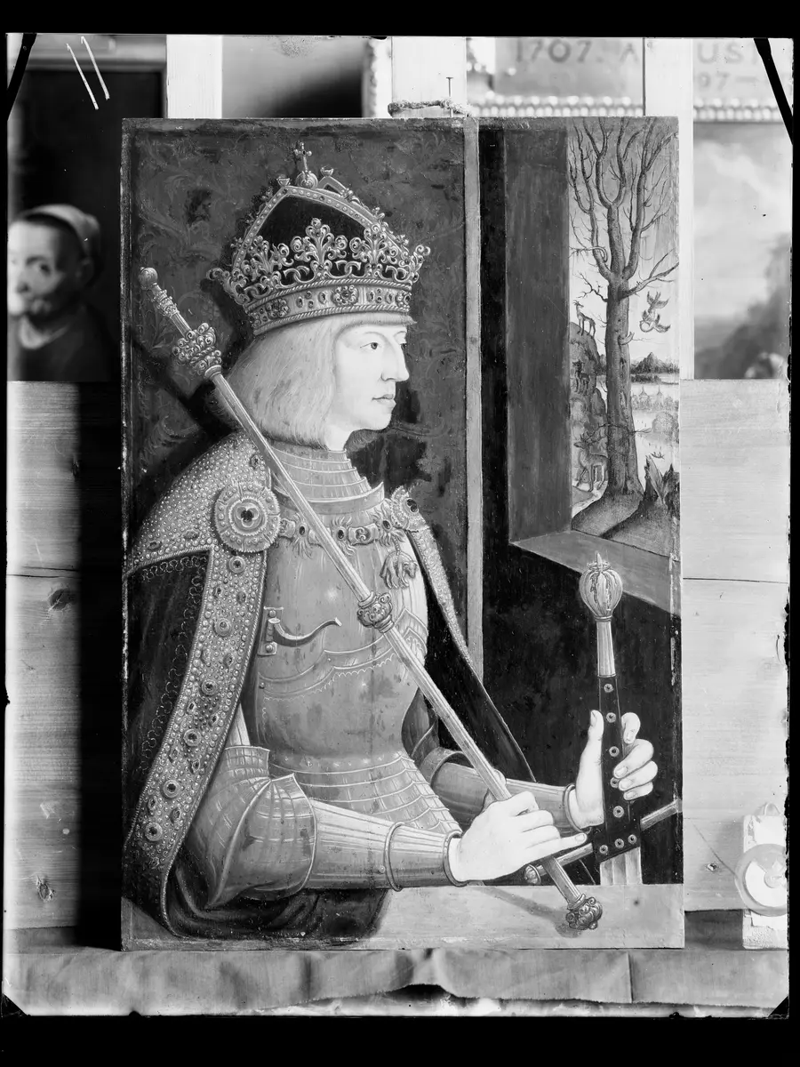 Maximilian I. (1459-1519), Bildnis in halber Figur im goldenen Harnisch