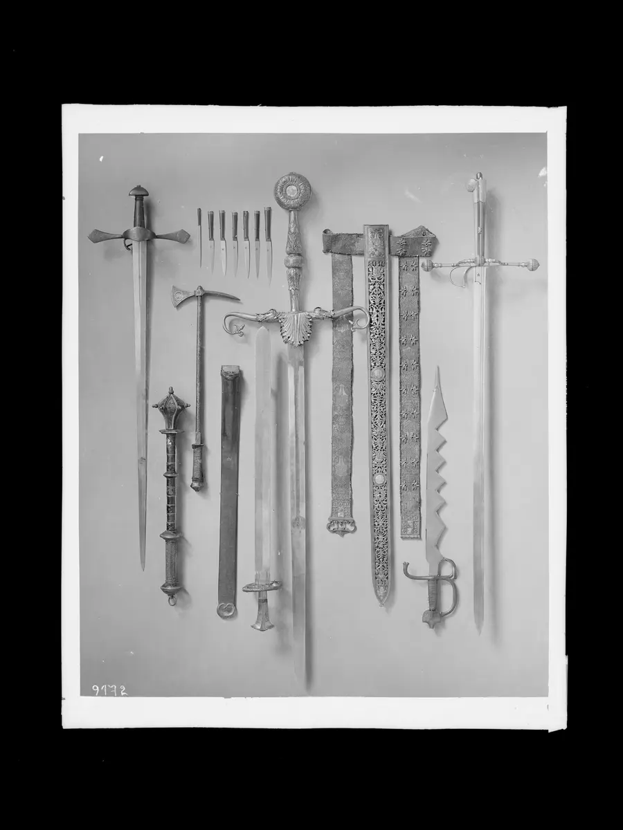Landsknechtsschwert (sog. Katzbalger) mit Scheide für acht Messer und einen Pfriem; Haudegen; Streitkolben; Hirschfänger; Geweihtes Schwert; Streithacke, Steitaxt; Säge-Cortelaggio