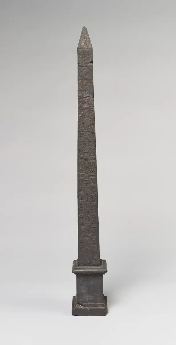 Miniaturnachbildung eines Obelisken von Thutmosis III. aus Karnak