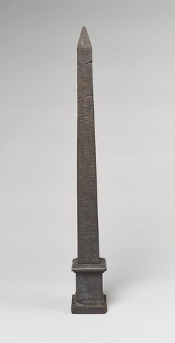 Miniaturnachbildung eines Obelisken von Thutmosis III. aus Karnak