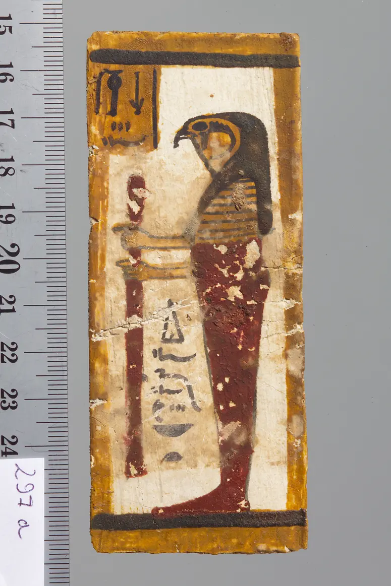Fragmentierte Mumienkartonage mit der Darstellung eines Horussohnes (Falke)
