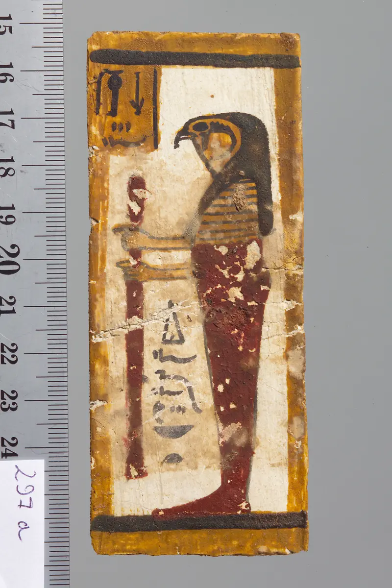 Fragmentierte Mumienkartonage mit der Darstellung eines Horussohnes (Falke)