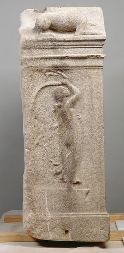 Grabstein mit fünf Porträtbüsten
