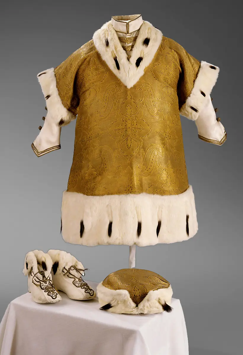 Festkleid des Kronprinzen Otto, getragen bei der Krönung seines Vaters Kaiser Karl I. zum König von Ungarn am 30. Dezember 1916