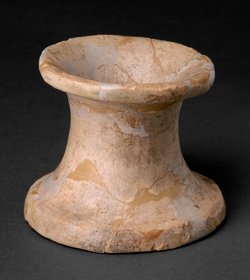 Hoher, schmaler Ringständer