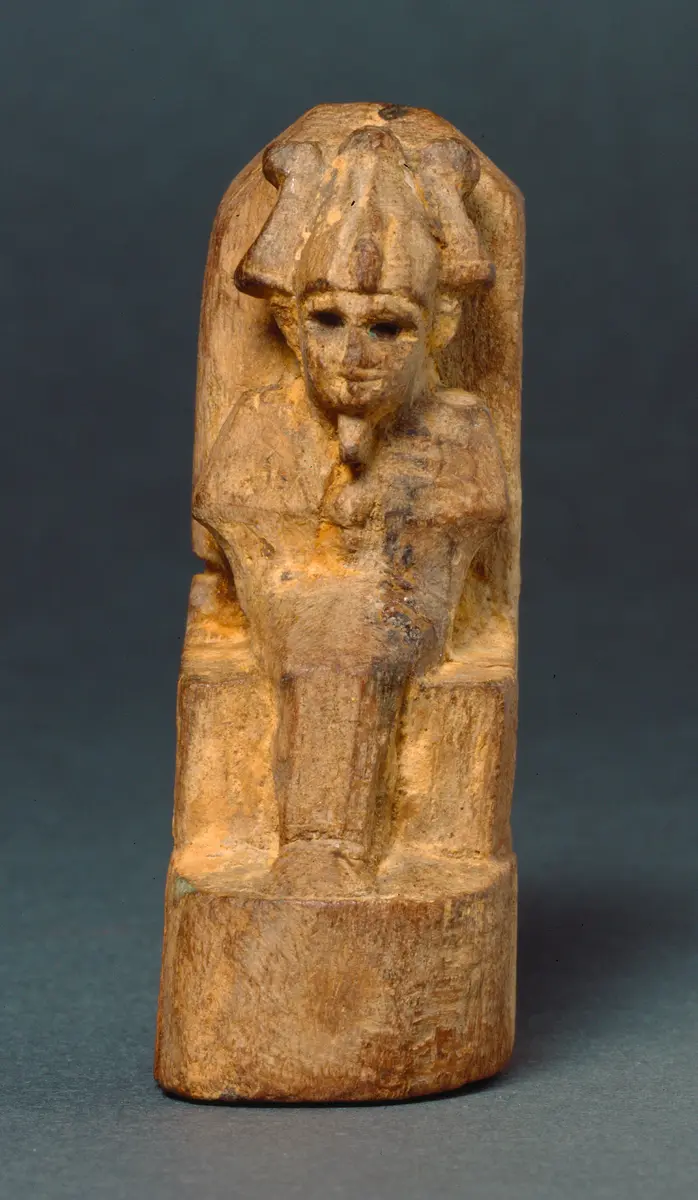 Obeliskenförmiger Behälter mit Osirisfigur
