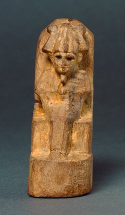 Obeliskenförmiger Behälter mit Osirisfigur