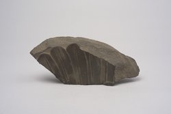 Fragmente einer Statuettengruppe: Jünglingsraubende Sphinx