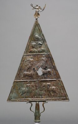 Doppelseitige Dreiecktafel: Jupiter Dolichenus, Juno Regina