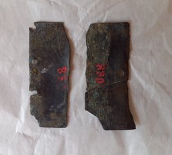 Zwei Fragmente des Unterlagsbleches zu Riemenzunge Inv.-Nr. VII 829
