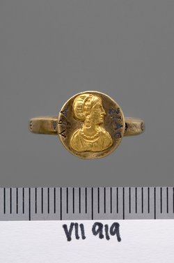 Fingerring mit Porträt der Araxia
