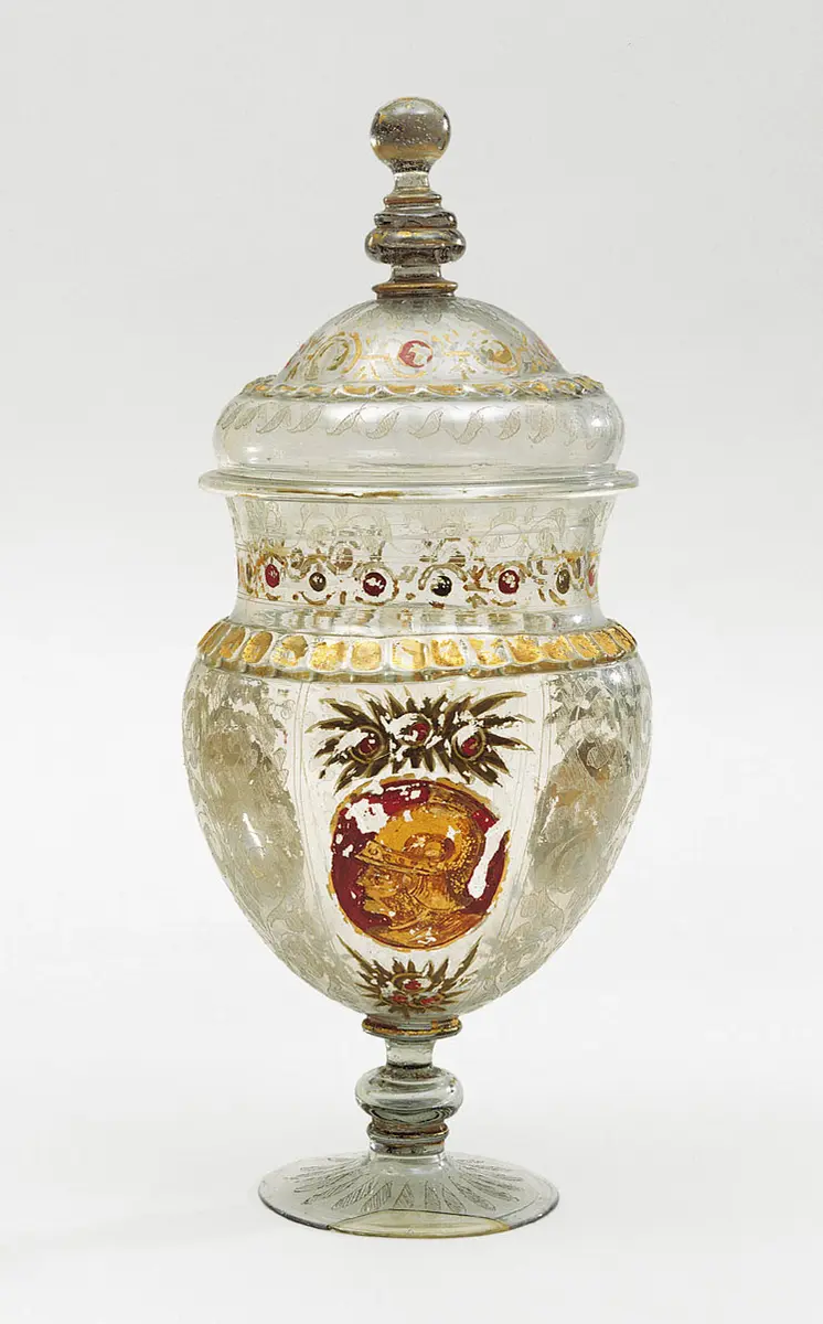 Vasenpokal mit gravierten und bemalten Köpfen